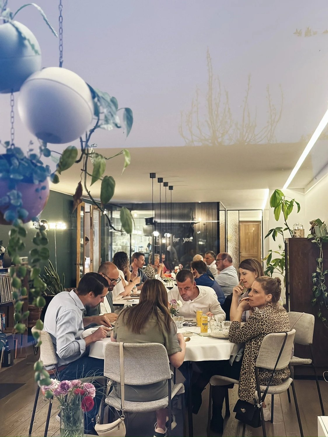 Gasten tafelen tijdens een huiskamerdiner van koken.eten