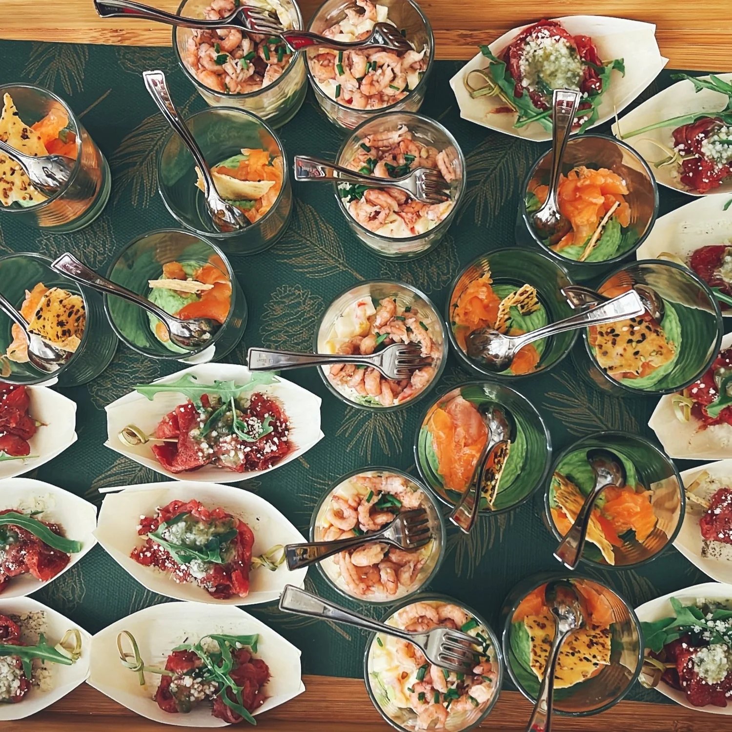Een tafel vol verse cateringgerechten van koken.eten